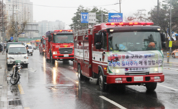 제406차 민방위 날인 21일 서울 동대문구 일대에서 소방차 길 터주기 긴급출동 훈련이 진행되고 있다./서울 동대문소방서 제공=연합뉴스>