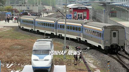 경의선 열차가 남측 최북단 역인 도라산역으로 돌아오고 있다. /연합뉴스