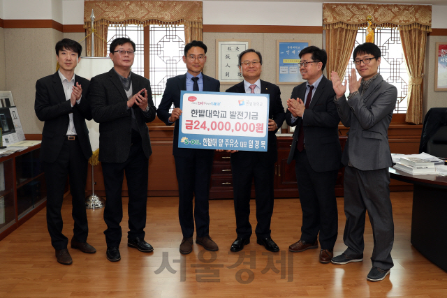 임경묵(사진 왼쪽에서 세번째)씨가 송하영(〃네번째) 한밭대 총장에게 장학금을 전달하고 있다. 사진제공=한밭대