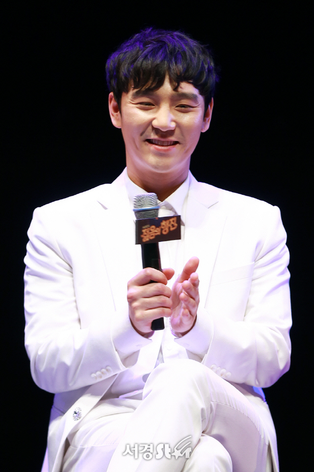 배우 최성욱이 28일 오후 서울 중구 충무아트센터 대극장에서 열린 뮤지컬 ‘젊음의 행진’ 프레스콜에 참석하고 있다.