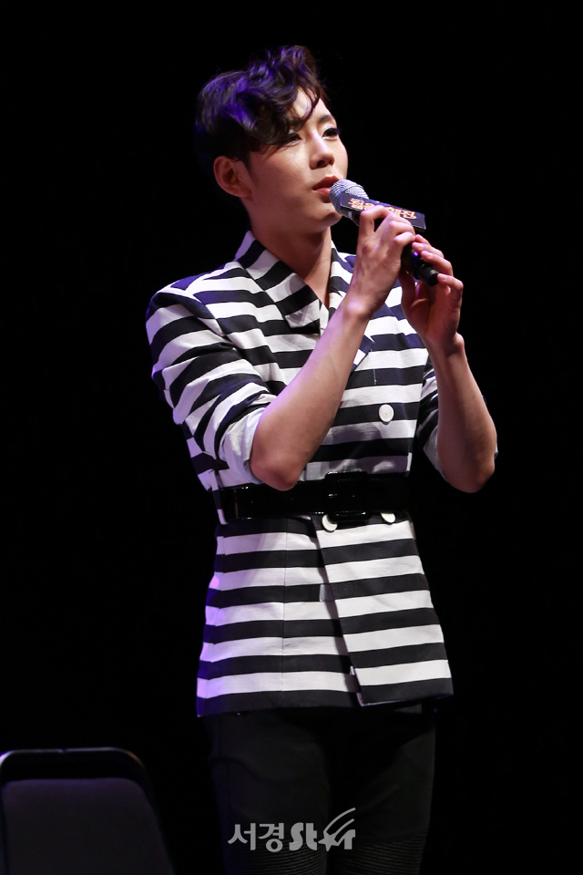 배우 한선천이 28일 오후 서울 중구 충무아트센터 대극장에서 열린 뮤지컬 ‘젊음의 행진’ 프레스콜에 참석하고 있다.