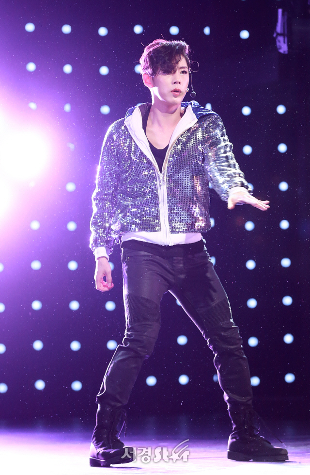 배우 한선천이 28일 오후 서울 중구 충무아트센터 대극장에서 열린 뮤지컬 ‘젊음의 행진’ 프레스콜에 참석해 열연을 펼치고 있다.
