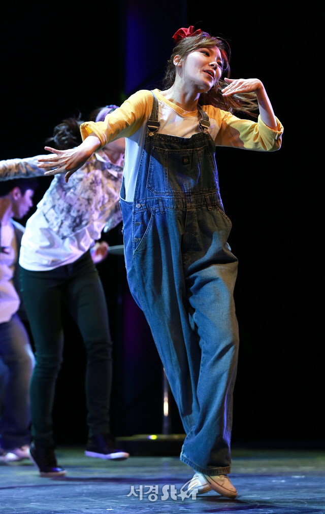 배우 신보라가 28일 오후 서울 중구 충무아트센터 대극장에서 열린 뮤지컬 ‘젊음의 행진’ 프레스콜에 참석해 열연을 펼치고 있다.