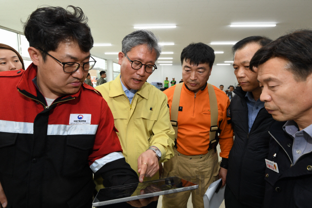 김재현(사진 왼쪽에서 두번째) 산림청장이 강원도 고성군 간성읍 탑동리 산불현장에 마련된 통합지휘본부에서 유관기관 관계자들과 진화대책을 논의하고 있다. 사진제공=산림청