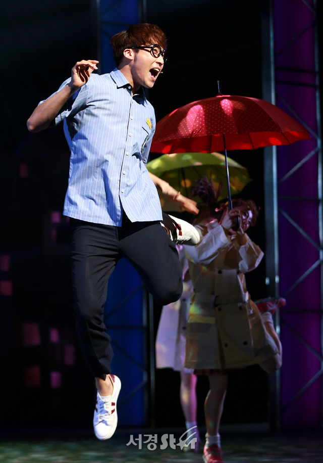 배우 김지철이 28일 오후 서울 중구 충무아트센터 대극장에서 열린 뮤지컬 ‘젊음의 행진’ 프레스콜에 참석해 열연을 펼치고 있다.
