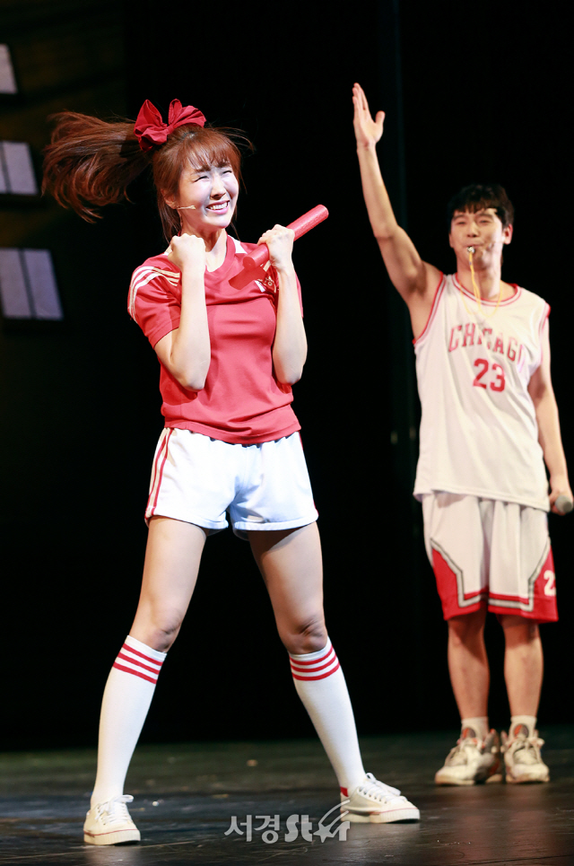 배우 김려원이 28일 오후 서울 중구 충무아트센터 대극장에서 열린 뮤지컬 ‘젊음의 행진’ 프레스콜에 참석해 열연을 펼치고 있다.