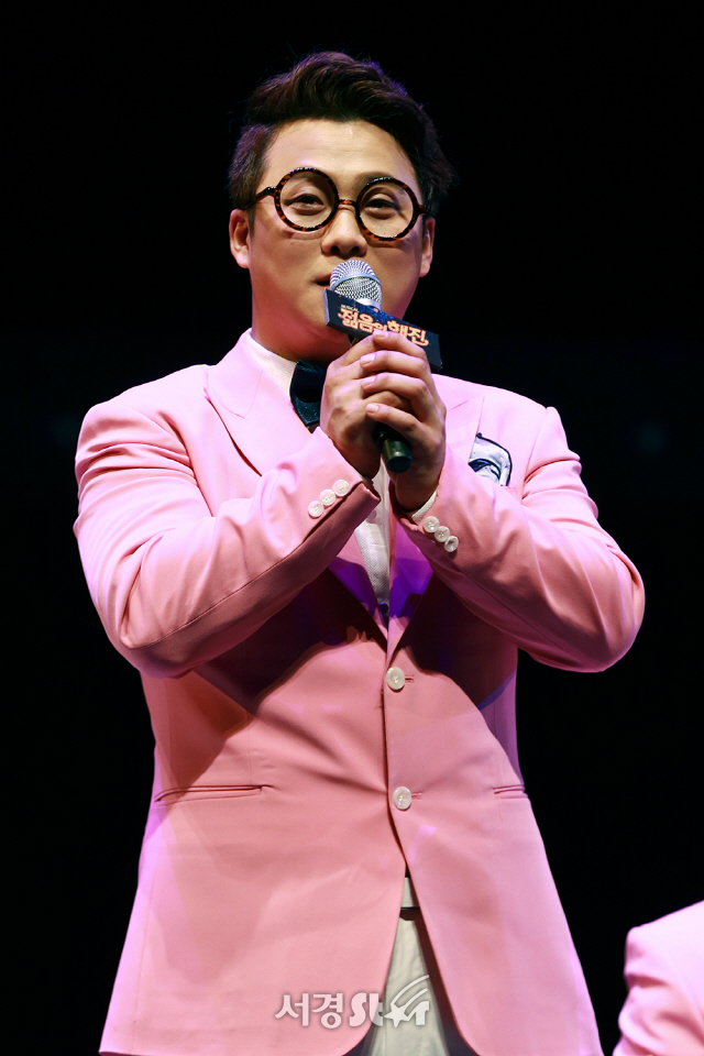 배우 김세중이 28일 오후 서울 중구 충무아트센터 대극장에서 열린 뮤지컬 ‘젊음의 행진’ 프레스콜에 참석하고 있다.