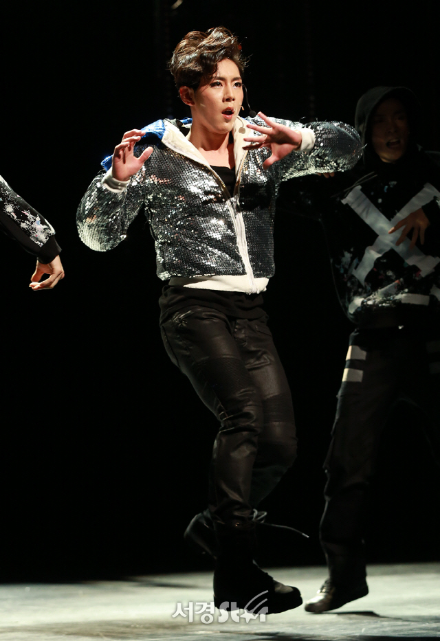 배우 한선천이 28일 오후 서울 중구 충무아트센터 대극장에서 열린 뮤지컬 ‘젊음의 행진’ 프레스콜에 참석해 열연을 펼치고 있다.