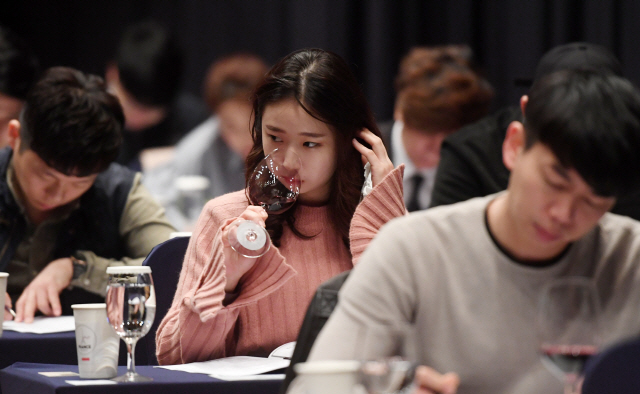 28일 서울 중구 밀레니엄 서울 힐튼 호텔에서 열린 제17회 한국 소믈리에 대회 1차 예선에서 참가자들이 와인을 테스팅하고 있다./권욱기자ukkwon@sedaily.com