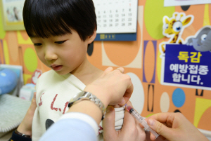 어린이가 서울 용산구의 한 아동병원에서 독감예방주사를 맞고 있다. /권욱기자