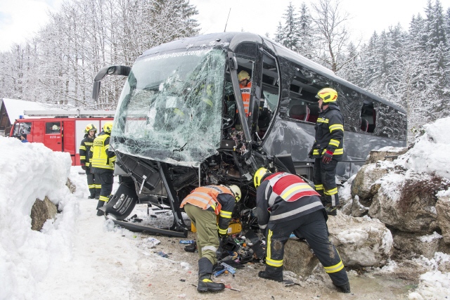오스트리아 구조대원들이 잘츠부르크 근방의 고자우에서 28일(현지시간) 교통사고로 파손된 버스에서 구조작업을 벌이고 있다.           /고센=AP연합뉴스