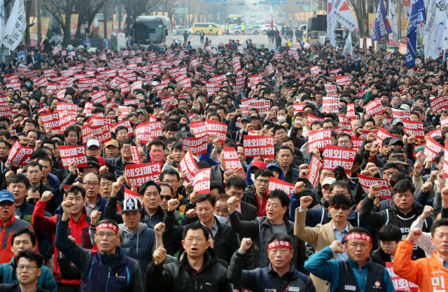 지난 24일 광주 동구 금남로 거리에서 열린 ‘금호타이어 해외매각 철회 1차 범시도민대회’에서 참석자들이 해외매각 반대 구호를 외치고 있다. /광주=연합뉴스