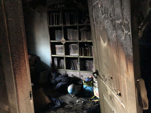 29일 오전 5시39분께 부산 동래구의 한 아파트 1층에서 불이 나 잠을 자고 있던 일가족 4명이 숨졌다./사진제공=부산경찰청