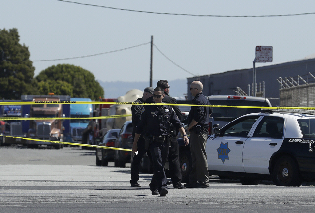 28일(현지시간) 미국 캘리포니아 주 샌프란시스코에서 발생한 차량 사고를 현지 경찰들이 조사하고 있다. /샌프란시스코=AP연합뉴스