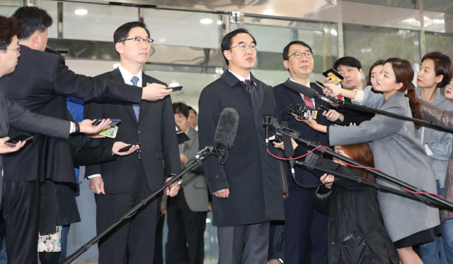 남북 정상회담 준비를 위한 고위급회담에 참석하는 우리측 대표단의 수석대표 조명균 통일부 장관이 29일 삼청동 남북회담본부에서 출발 전 취재진의 질문에 답하고 있다./연합뉴스