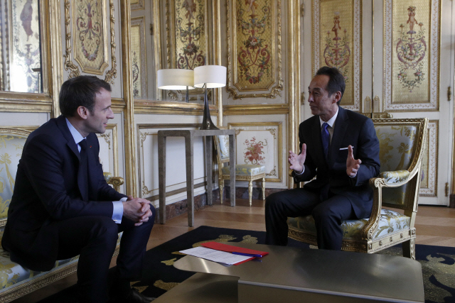 에마뉘엘 마크롱(왼쪽) 프랑스 대통령과 손영권 삼성전자 CSO가 28일(현지시간) 프랑스 파리에 있는 대통령 궁에서 만나 인공지능(AI) 관련 분야에 대해 이야기를 나누고 있다./AP연합뉴스