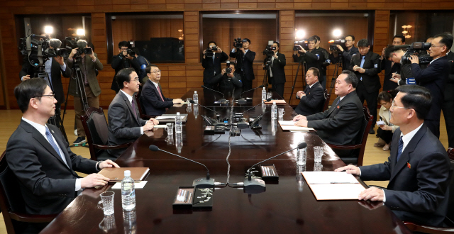 조명균 통일부장관(왼쪽 가운데)과 리선권 조국평화통일위원회 위원장이 29일 오전 판문점 북측 통일각에서 정상회담 준비를 위한 남북 고위급회담을 하고 있다./출처=사진공동취재단