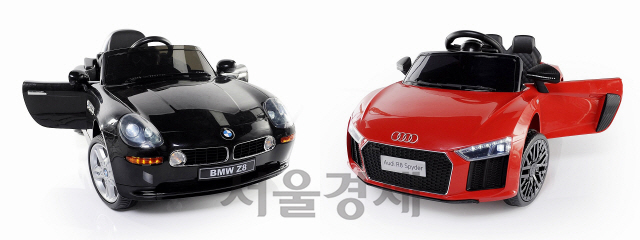 롯데마트에서 최저가로 선보이는 아우디 RB(오른쪽)과 BMW Z8(왼쪽) 전동차.  /사진제공=롯데마트
