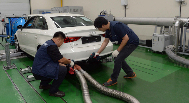 지난 2015년 10월 인천 경서동 국립환경과학원 교통환경연구소에서 정부 조사관들이 아우디A3 디젤 자동차를 검사하고 있다./인천=이호재기자.