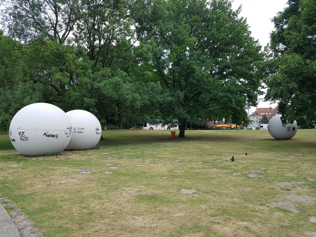 독일 소도시 뮌스터의 공원에 설치된 클라스 올덴버그의 설치 작품. 커다란 둥근 공모양의 작품에는 ‘예술은 뭘까’를 묻는 지역민의 낙서도 볼 수 있다. /뮌스터=조상인기자