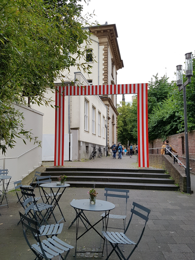 1987년 ‘뮌스터 조각 프로젝트’ 때 설치된 다니엘 뷔랭의 ‘4번째 문’은 독일 소도시의 평범한 거리를 비범하게 바꿔놓았다. 공공미술의 힘이다. /뮌스터=조상인기자