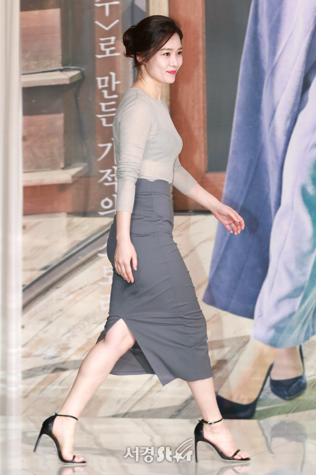 배우 김현주가 29일 오후 서울 영등포 타임스퀘어 아모리스홀에서 열린 KBS2 ‘우리가 만난 기적’ 제작발표회에 등장하고 있다.