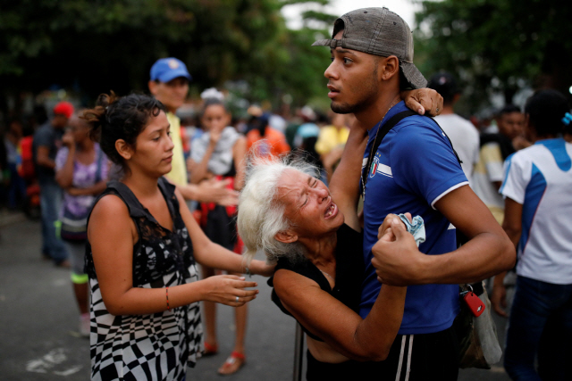 28일(현지 시각) 베네수엘라 수도 카라카스에서 동쪽으로 160km 떨어진 발렌시아의 한 교도소에서 폭동이 일어나자 달려온 재소자 가족들이 오열하고 있다. /로이터=연합뉴스