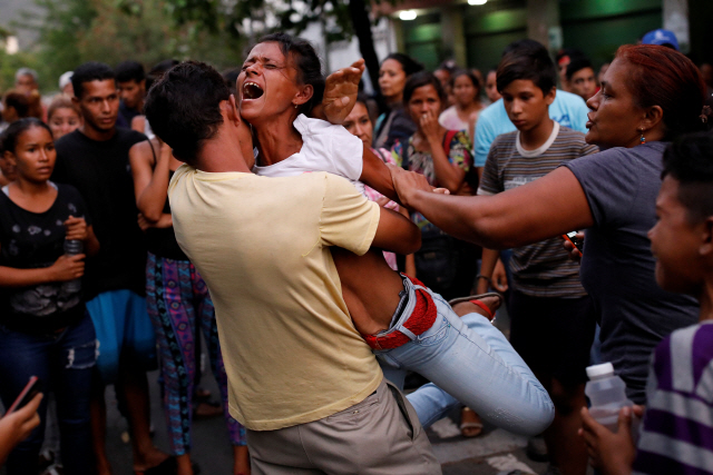 28일(현지시간) 베네수엘라 카라보보주 발렌시아시에 위치한 경찰서 유치장에서 재소자들을 기다리고 있는 가족들이 오열하고 있다. /발렌시아=로이터연합뉴스