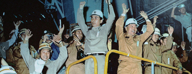 박태준(가운데) 포스코 명예회장이 1973년 6월9일 포스코 1기 고로에서 첫 쇳물이 쏟아지는 것을 지켜보며 만세를 부르고 있다./사진제공=포스코