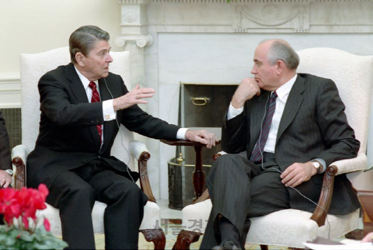 로널드 레이건(왼쪽) 미국 대통령과 미하일 고르바초프 소련 서기장이 1987년 12월 9일 아침 백악관 오벌하우스에서 회담을 하고 있다./사진출처=미국국립기록관리처(NARA)