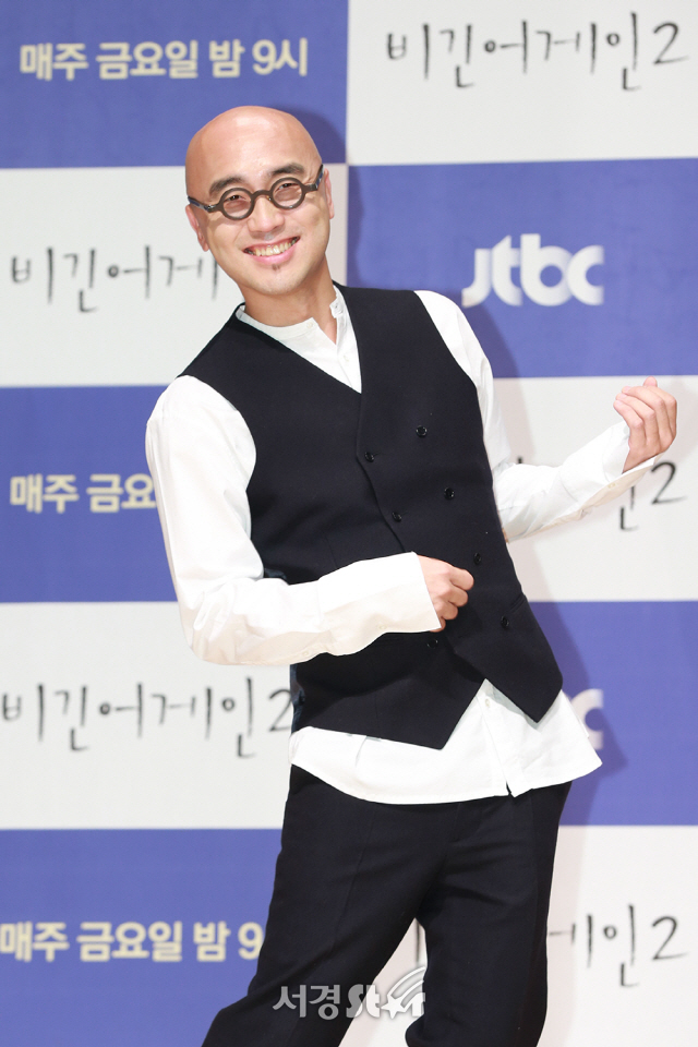가수 하림이 30일 오후 서울 마포구 JTBC 사옥 JTBC 홀에서 열린 JTBC 예능프로그램 ‘비긴어게인2’ 제작발표회에 참석해 포토타임을 갖고 있다.