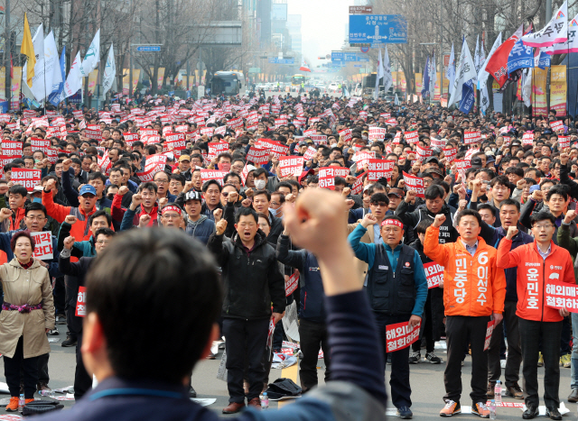 24일 광주 동구 금남로 거리에서 열린 ‘금호타이어 해외매각 철회 1차 범시도민대회’에서 참석자들이 구호를 외치고 있다./연합뉴스