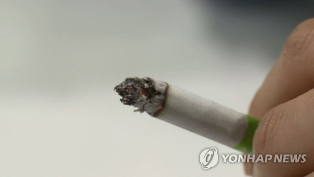 일본의 한 지자체가 해당 시청 직원들에게 흡연 후 45분간 엘리베이터를 타지 못하도록 하는 규칙을 정해 주목받고 있다./연합뉴스
