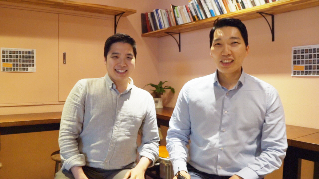직장인 취미 공유 플랫폼 ‘2교시’의 공동창업자인 박종은(오른쪽), 이훈석 대표가 최근 서울 강남구에 위치한 사무실에서 가진 인터뷰에서 활짝 웃고 있다./이종호기자