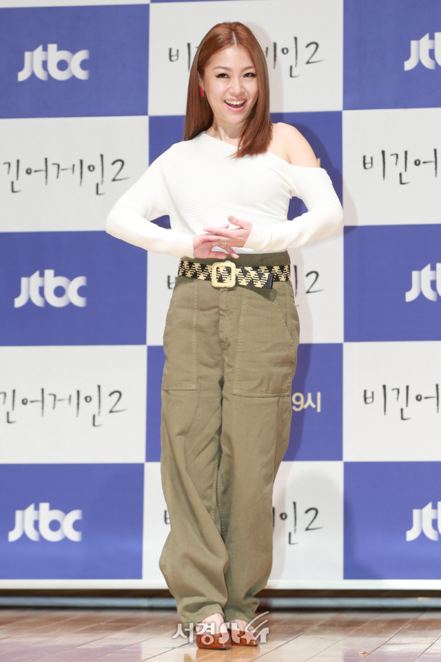 가수 박정현이 30일 오후 서울 마포구 JTBC 사옥 JTBC 홀에서 열린 JTBC 예능프로그램 ‘비긴어게인2’ 제작발표회에 참석해 포토타임을 갖고 있다.