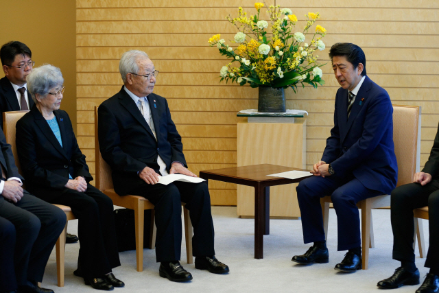 아베 신조 일본 총리가 30일 도쿄 총리 관저에서 납북자 가족들과 만나고 있다. /AFP PHOTO=연합뉴스
