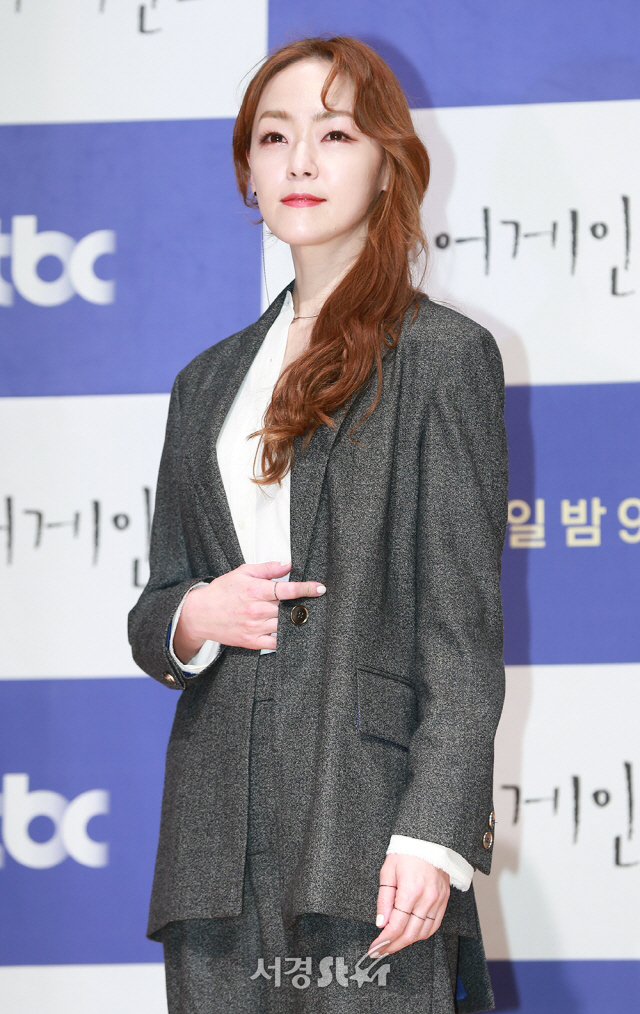 자우림 김윤아가 30일 오후 서울 마포구 JTBC 사옥 JTBC 홀에서 열린 JTBC 예능프로그램 ‘비긴어게인2’ 제작발표회에 참석해 포토타임을 갖고 있다.
