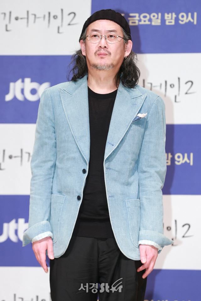 자우림 이선규가 30일 오후 서울 마포구 JTBC 사옥 JTBC 홀에서 열린 JTBC 예능프로그램 ‘비긴어게인2’ 제작발표회에 참석해 포토타임을 갖고 있다.