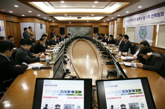 30일 부산대학교 본관 교무회의실에서 수소선박추진단의 첫 전략회의가 열렸다./사진제공=부산대학교