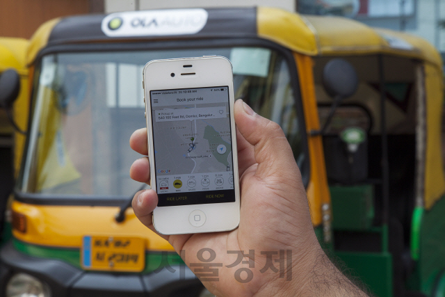 인도 토종 차량 공유 업체 올라(Ola)의 차량과 앱/블룸버그