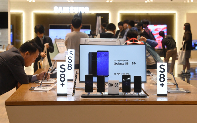 갤럭시 S8시리즈가 출시된 지난해 서울 서초사옥 딜라이트 매장 모습 /서울경제DB
