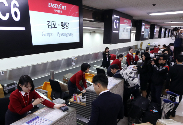 한국 예술단과 태권도시범단이 31일 오전 서울 김포공항에서 평양행 특별기 탑승을 위해 수속을 밟고 있다./연합뉴스