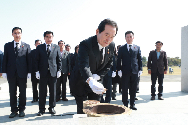 정세균 국회의장이 지난 28일 오전 제주시 봉개동 4·3평화공원을 방문해 참배하고 있다./연합뉴스