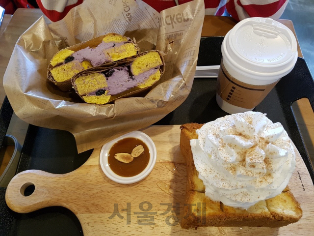 커피전문점 ‘라떼떼’에서 선보이고 있는 베이글과 디저트 메뉴. /서울경제DB