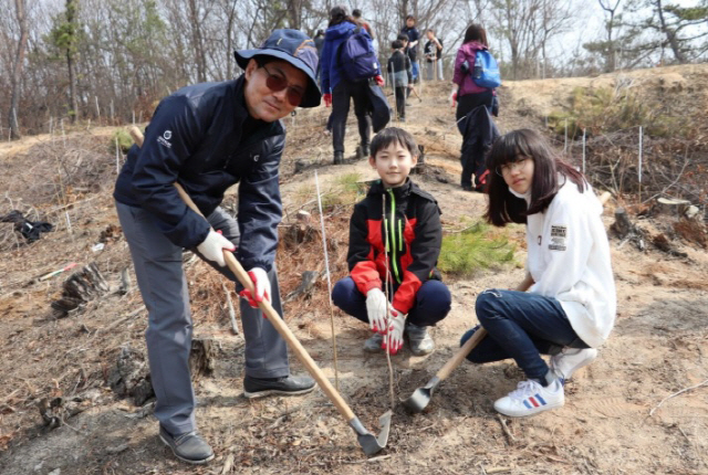 이상훈 한국제지연합회 회장이 31일 오전 경기도 여주 국유림에서 회원사 가족과 함께 나무를 심고 있다. /사진제공=제지연합회