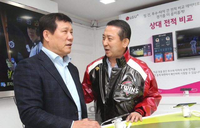 권영수(오른쪽) LG유플러스 부회장과 허구연 야구해설위원이 지난 30일 서울 잠실야구장에 마련된 ‘U+프로야구’ 체험부스에서 ‘U+프로야구’ 서비스에 대한 의견을 나누고 있다. /사진제공=LG유플러스