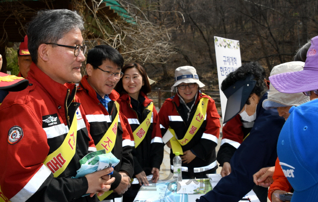 김재현(사진 왼쪽 첫 번째) 산림청장이 산림청 서울국유림관리소 직원들과 함께 등산객들에게 산불예방 홍보물을 나눠주고 있다. 사진제공=산림청
