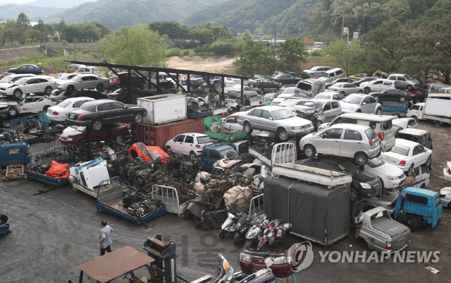 폐차될 차량들이 폐차장에 쌓여있다. /연합뉴스