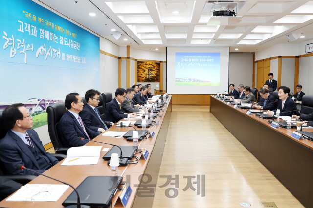 김상균(사진 오른쪽 첫번째) 한국철도시설공단 이사장이 철도 ‘기술 분야’ 협력사 관계자들과 간담회를 갖고 있다. 사진제공=한국철도시설공단