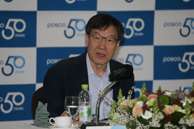 권오준 포스코 회장이 31일 포스코에서 열린 창립 50주년 기자간담회에서 회사 비전을 설명하고 있다.  /사진제공=포스코